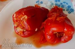 How to cook sweet peppers stuffed with cabbage and carrots